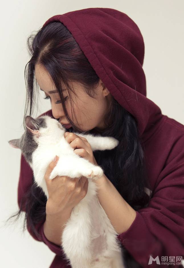 赵丽颖携萌猫演绎宠物情缘写真