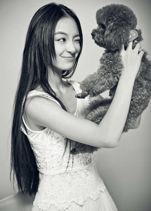 李莎�子与泰迪甜美欢笑黑白风格写真
