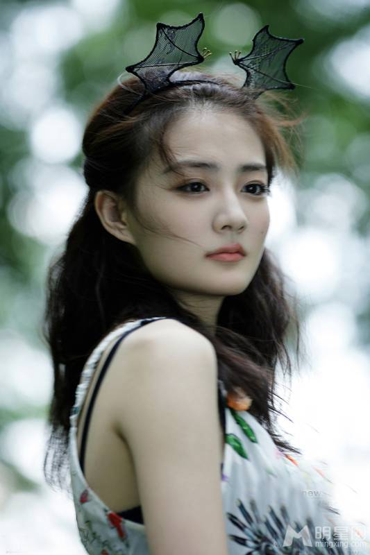 徐璐轻颦浅笑楚楚动人组图