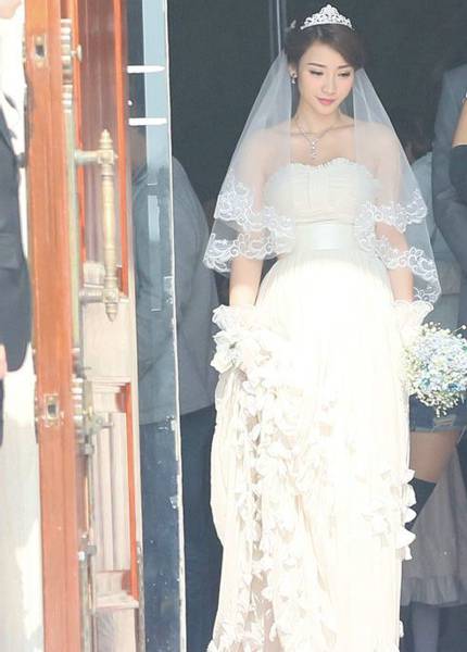 电视剧《咱们结婚吧》柳岩唯美婚纱剧照