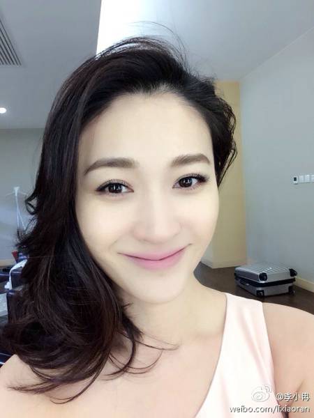 李小冉甜美俏皮牛仔装生活照