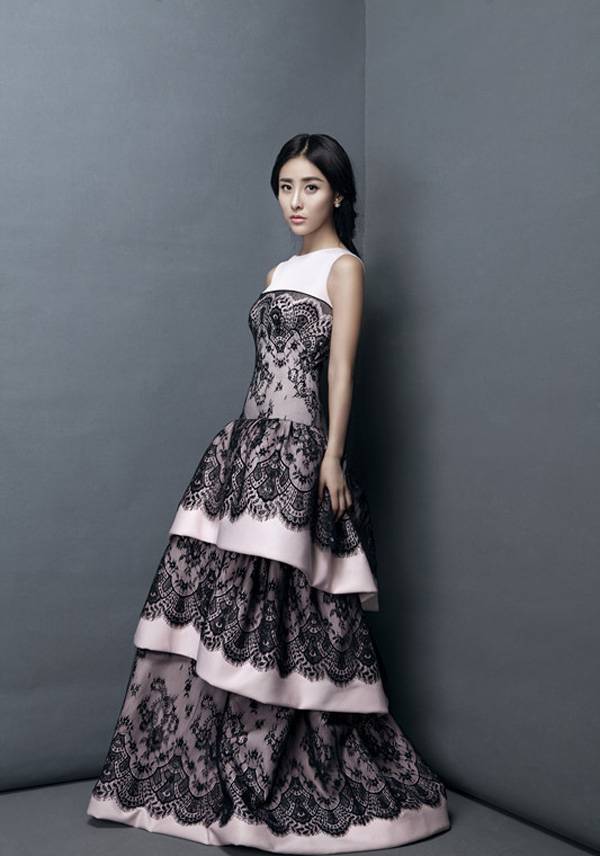 贾青复古蕾丝长裙优雅时尚写真