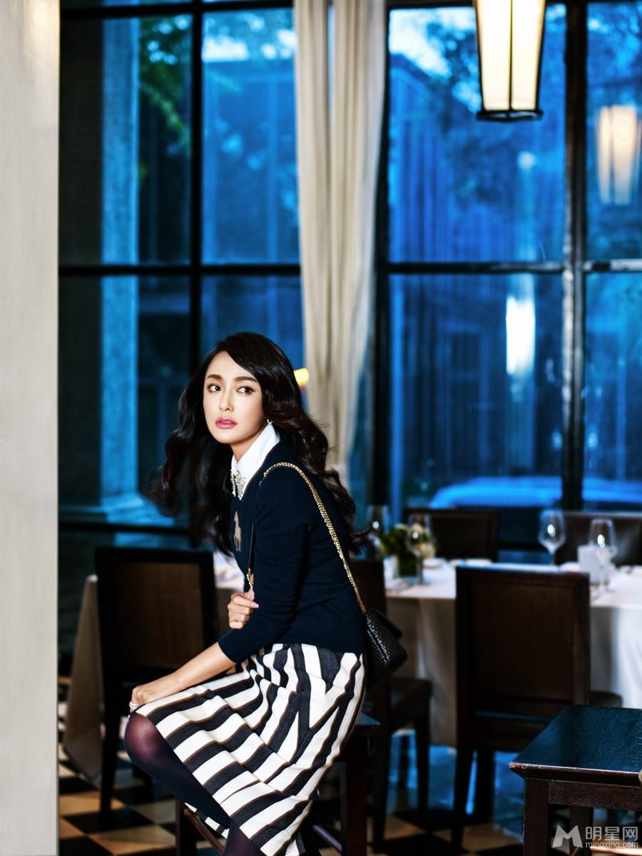 红唇美女秦岚时装杂志拍摄