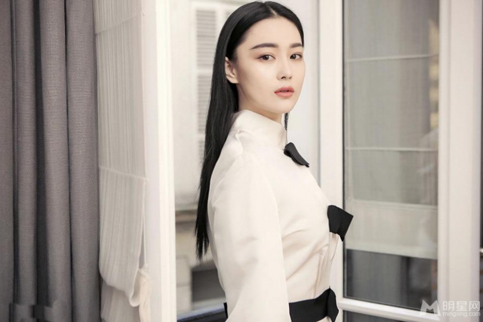 张馨予纯白长裙尽显冷艳迷人组图
