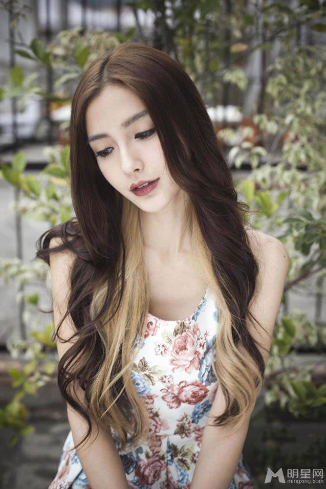 女演员Angelababy复古红唇美艳写真