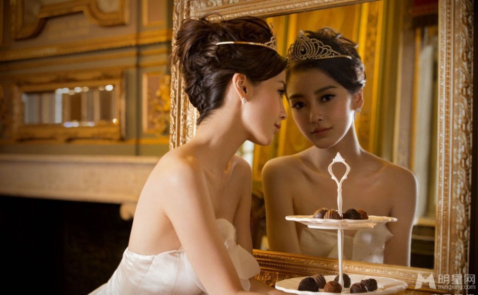 Angelababy纯白性感礼服拍摄巧克力广告
