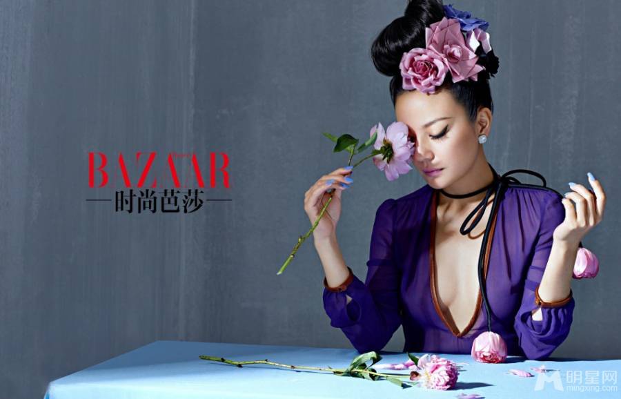 女艺人赵薇精致妆容展妩媚风情