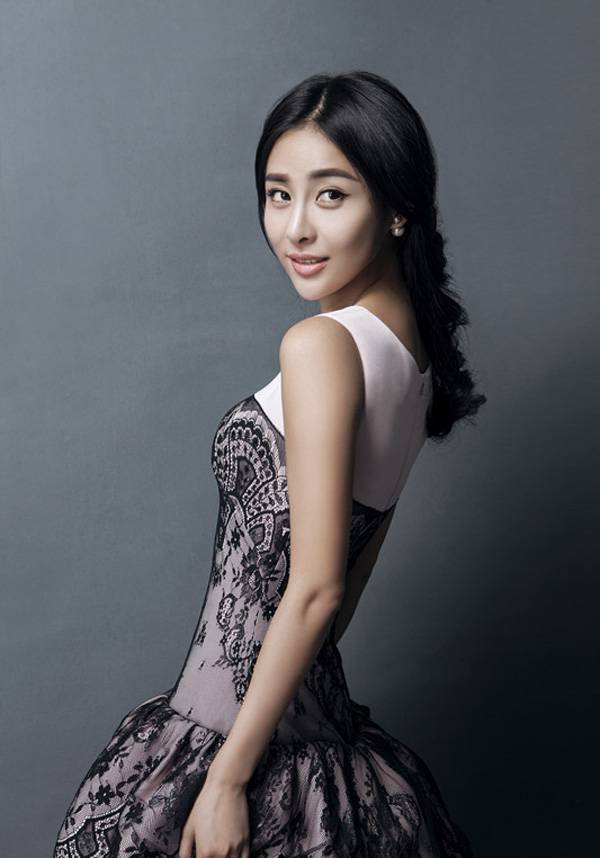 贾青复古蕾丝长裙优雅时尚写真