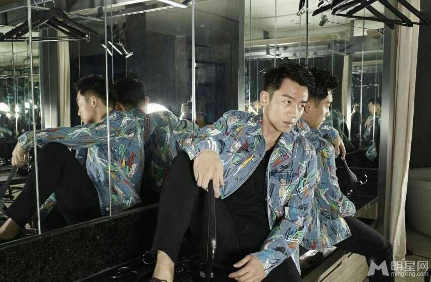 郑恺居家休闲时尚暖男风范写真