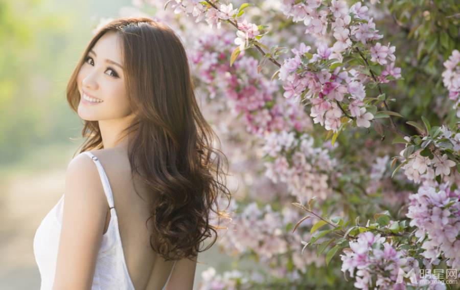 柳岩露香肩美背极致诱惑户外写真