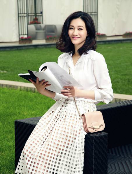 气质女神李小冉优雅长发尽显女性魅力