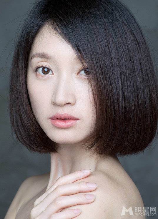 沈佳妮诠释慵懒小女人写真