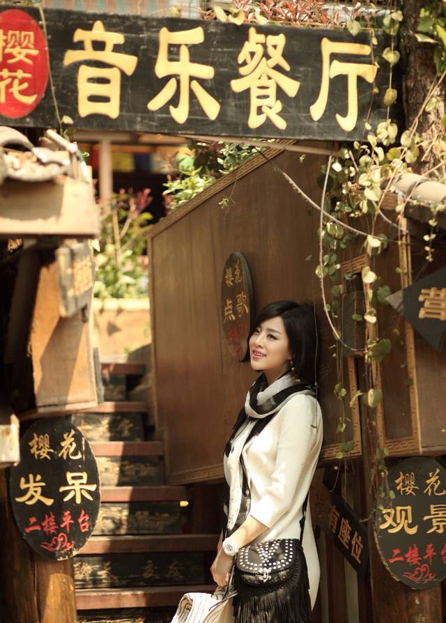余薇薇丽江游玩唯美街拍