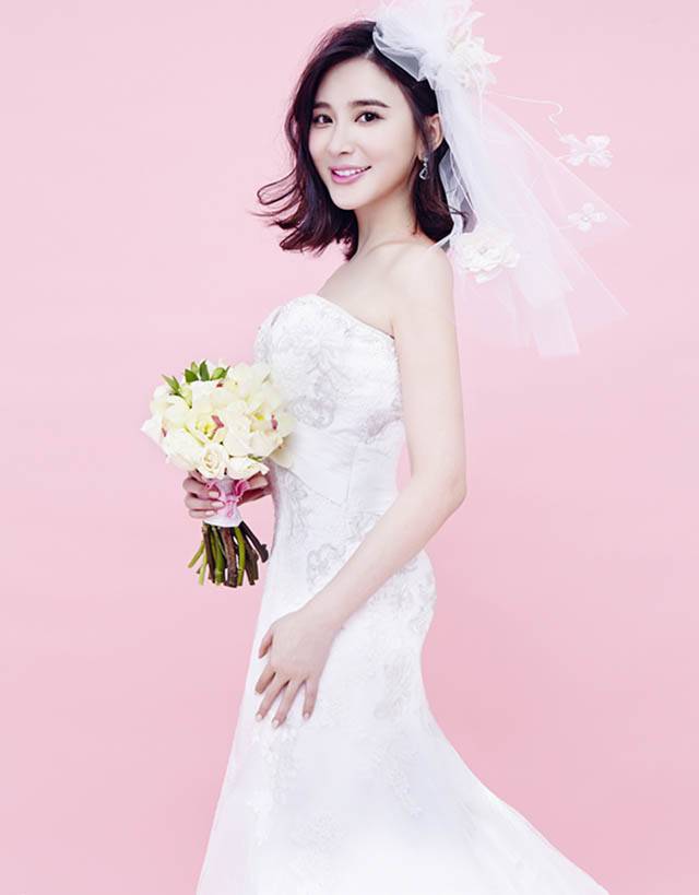 熊乃瑾纯白创意婚纱展现甜美笑容