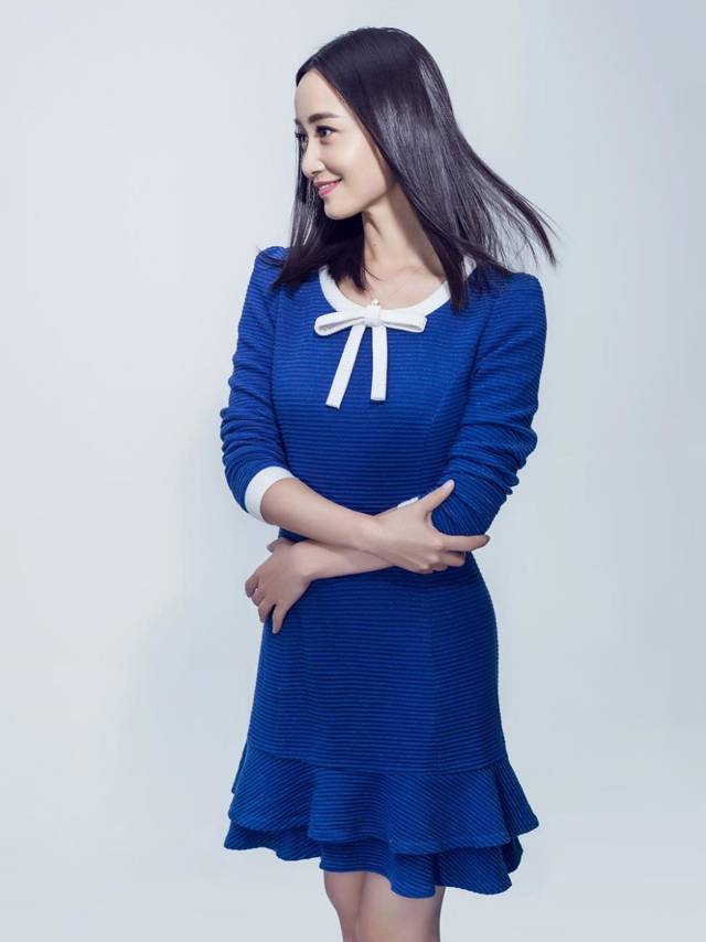 赵子琪蓝色套装百变造型展示小女人魅力