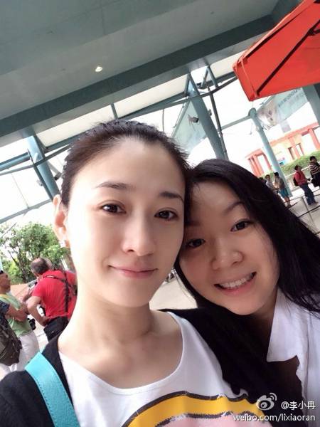 李小冉甜美俏皮牛仔装生活照