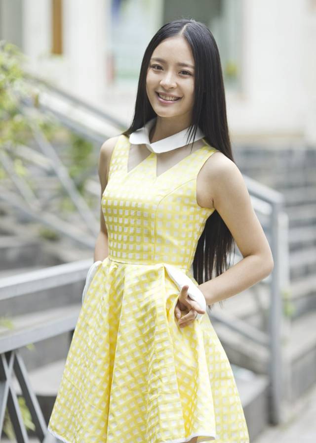 李莎�子甜美夏日时尚造型街拍