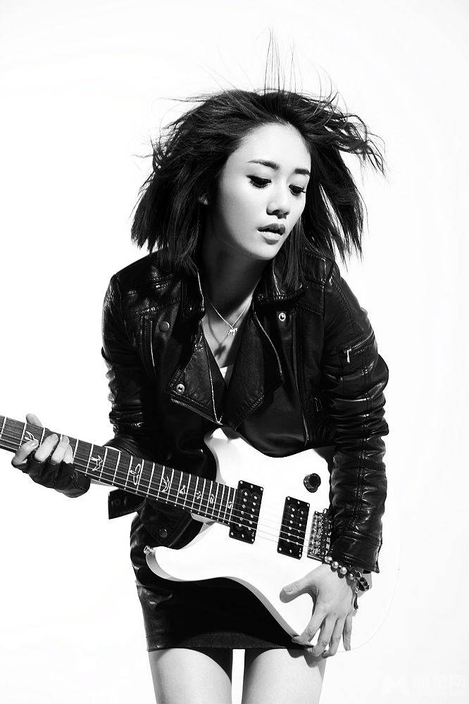 刘芸诠释摇滚朋克风黑白写真