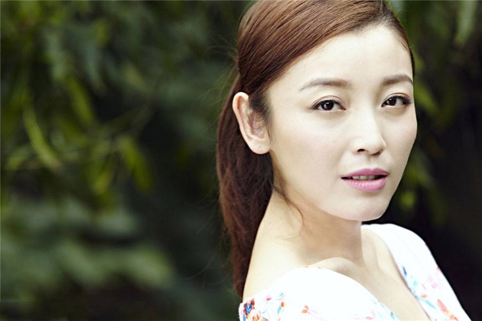 高晓菲早期清纯甜美户外街拍