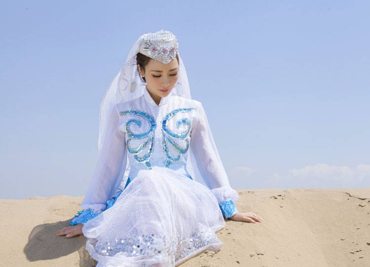 女神柳岩个性沙漠性感婚纱写真