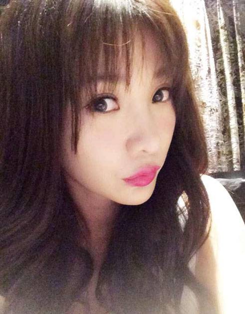 宅男女神柳岩迷人自拍生活照