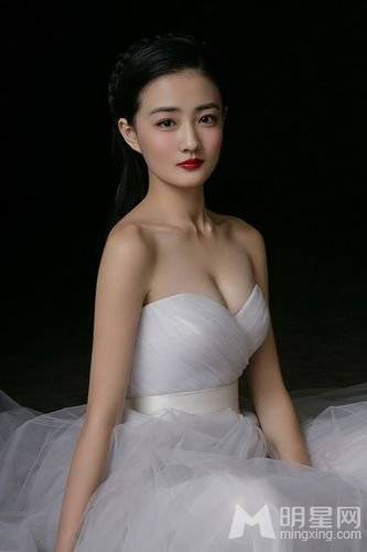 清纯女星徐璐变身时尚成熟魅力写真