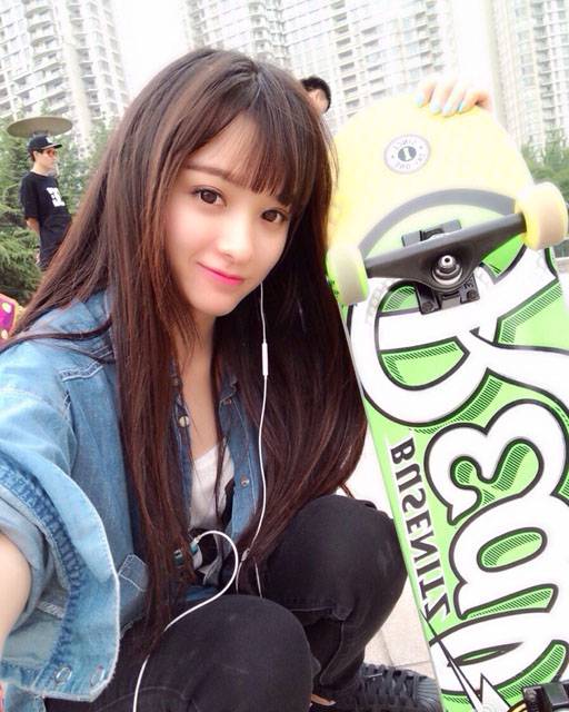 红唇美女罗震环美艳动人生活照