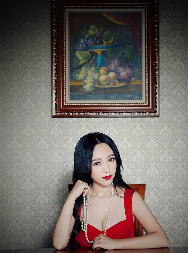 韩一菲复古红唇浪漫时尚杂志抓拍