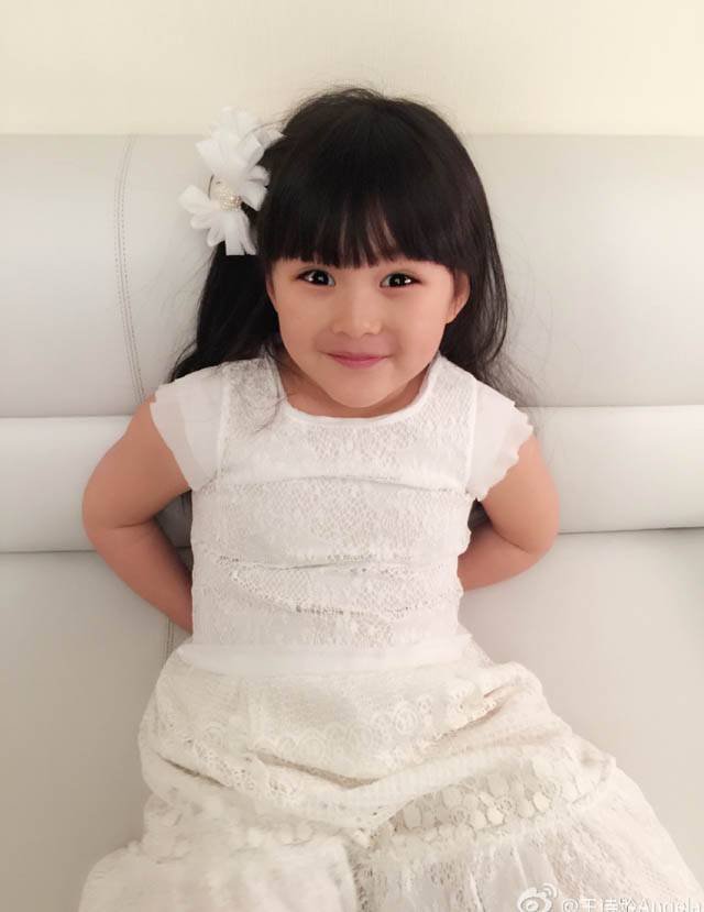 Angela王诗龄纯白纱裙可爱抓拍