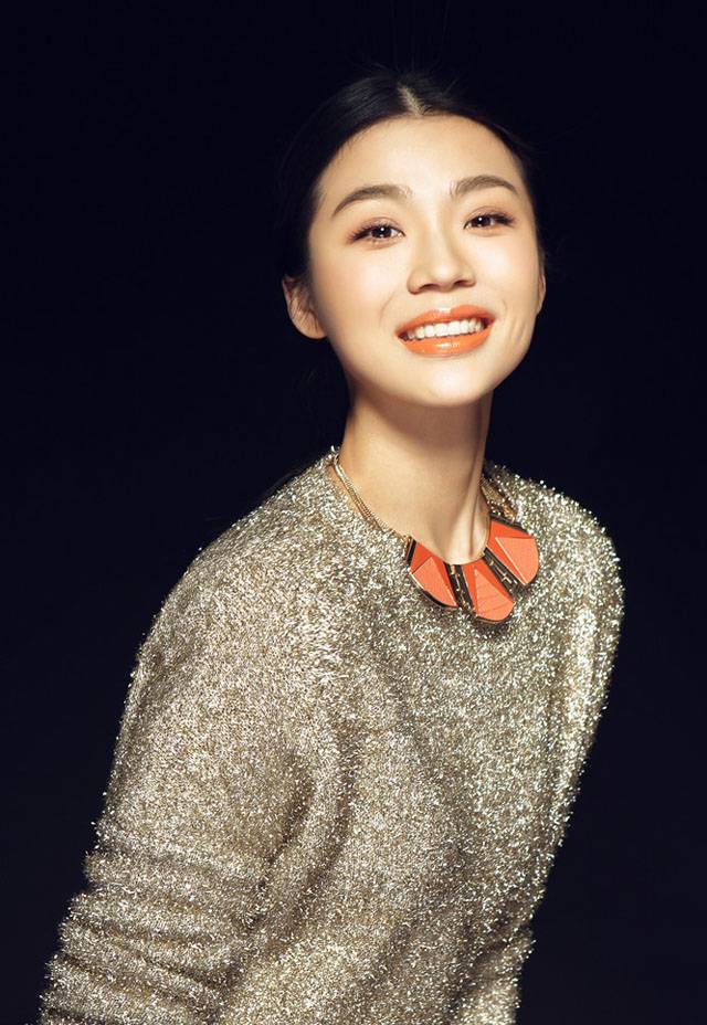 李柔潼时尚干练展现温暖笑容