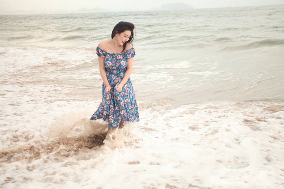 余薇薇夏日海边清凉甜美写真