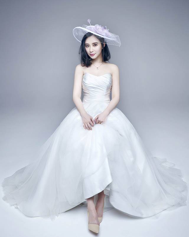 熊乃瑾纯白创意婚纱展现甜美笑容