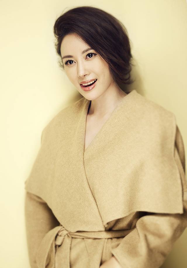 气质美女演员邓英春日户外优雅迷人写真