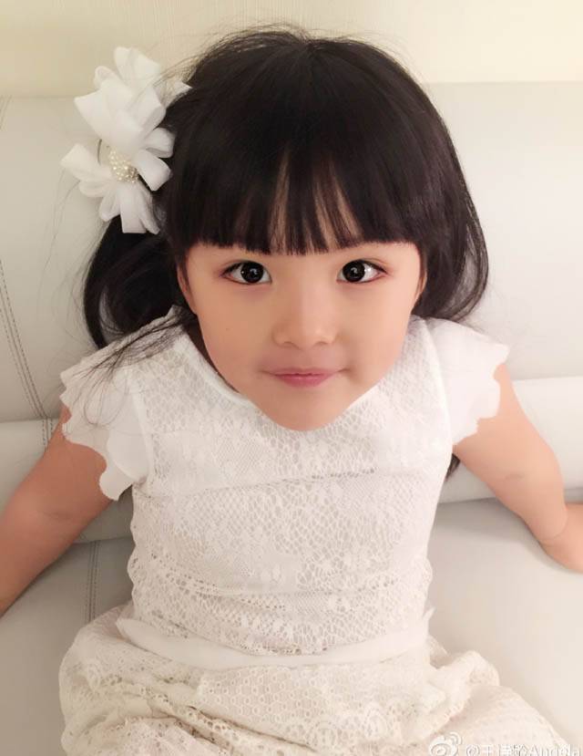Angela王诗龄纯白纱裙可爱抓拍