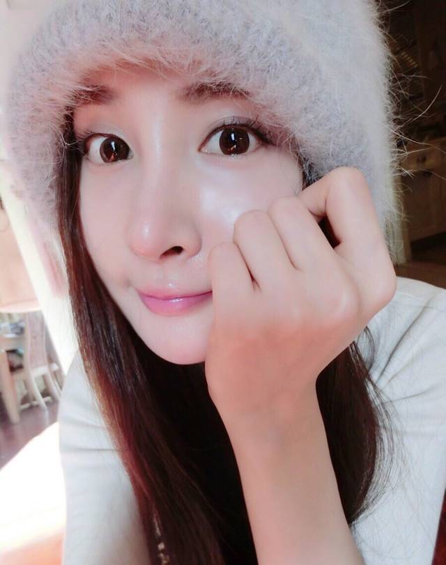 王若心清纯甜美可爱自拍