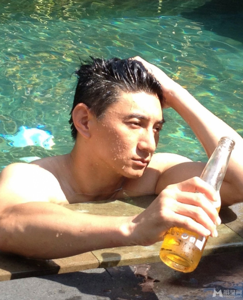 吴奇隆半裸出镜 泳池大秀性感身材
