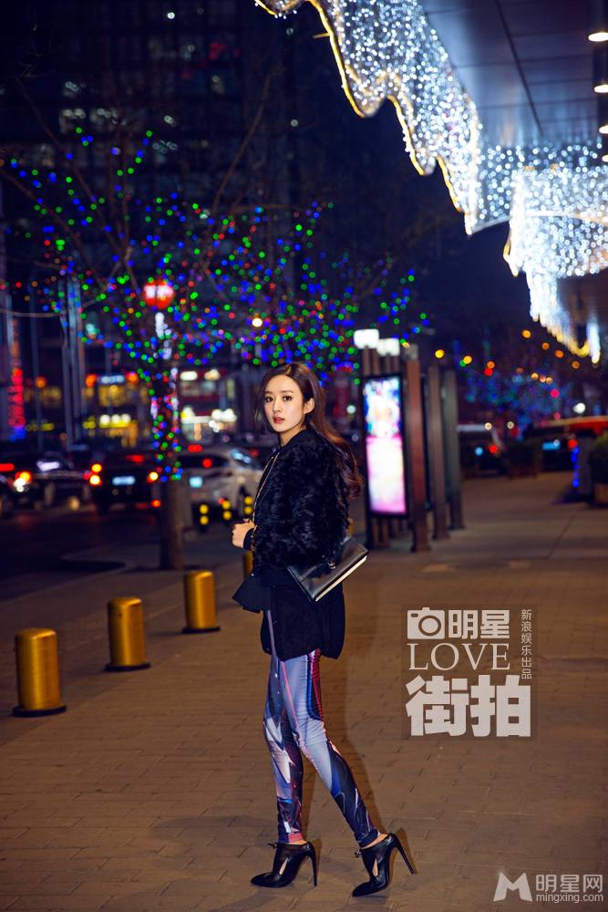 赵丽颖夜间行走尽显时尚潮流街拍