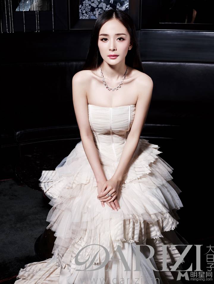 杨幂迷人美翻了的时尚婚纱写真