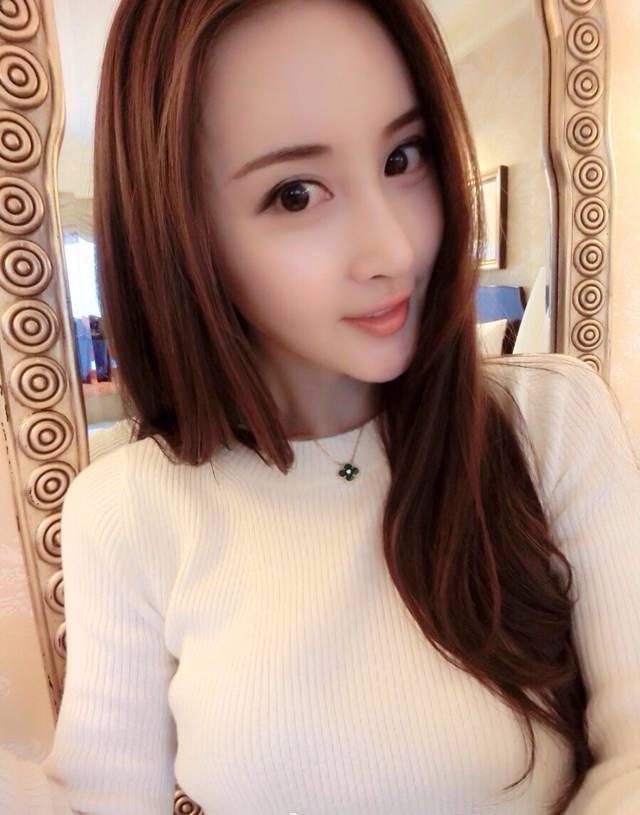 王若心甜美自拍生活照