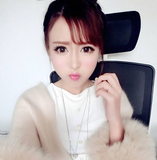 王曼妮甜美可爱俏皮自拍