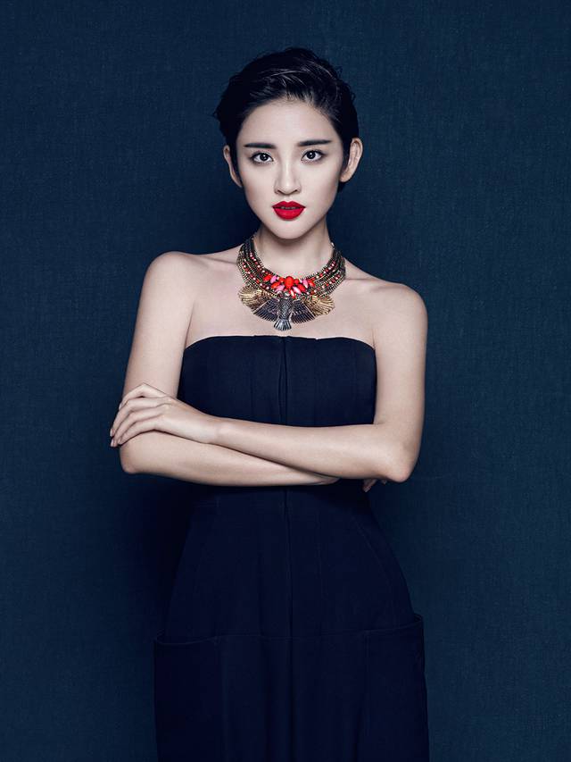 唐艺昕干练短发烈焰红唇性感女性魅力