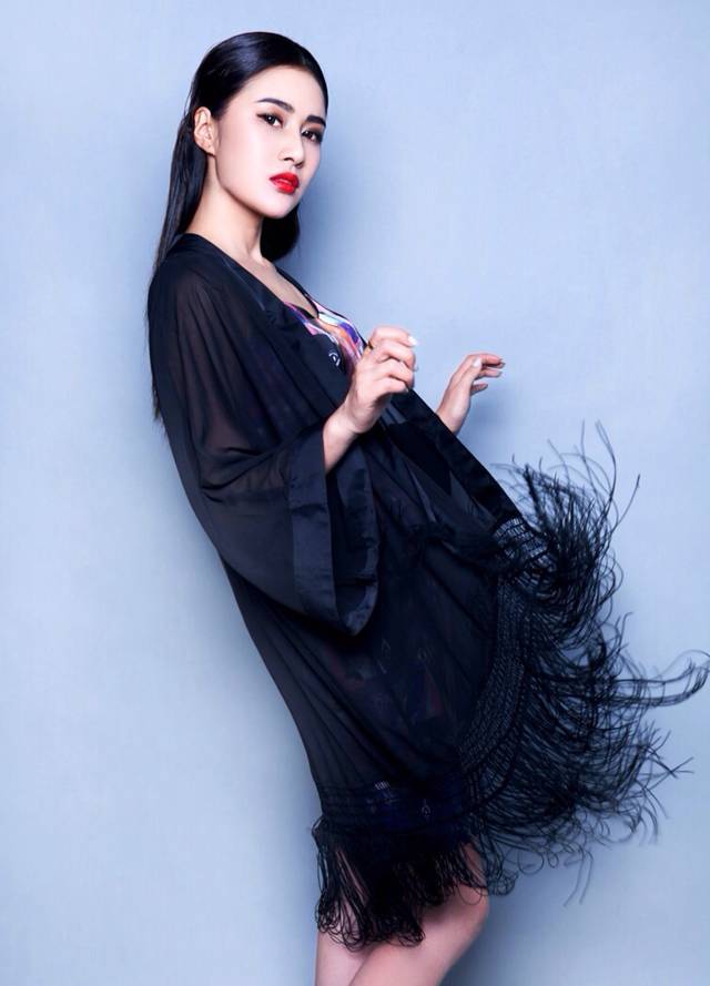 女神安金莉娅唯美复古红唇惊艳写真