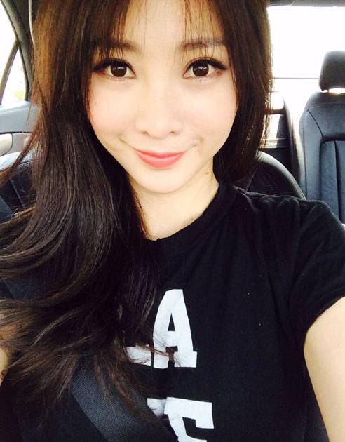 宅男女神柳岩迷人自拍生活照