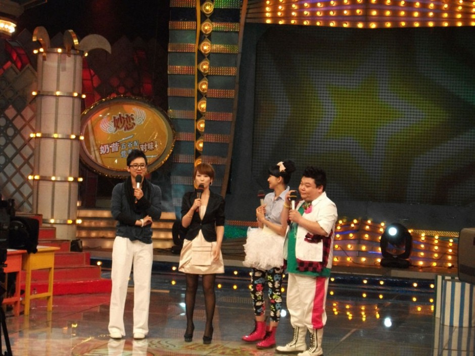 谢楠主持节目现场活动照