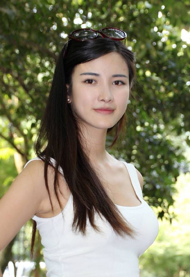 美臀女神朱韵淇异国旅游生活照