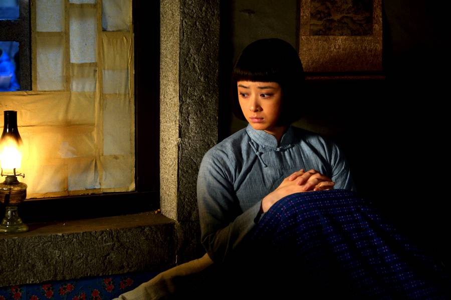 蒋欣饰农妇造型甜美笑容自拍