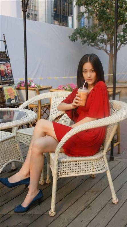 张馨予红色短裙靓丽街拍照