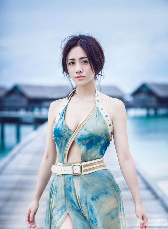 刘芸马尔代夫裸背美裙展性感身姿图片
