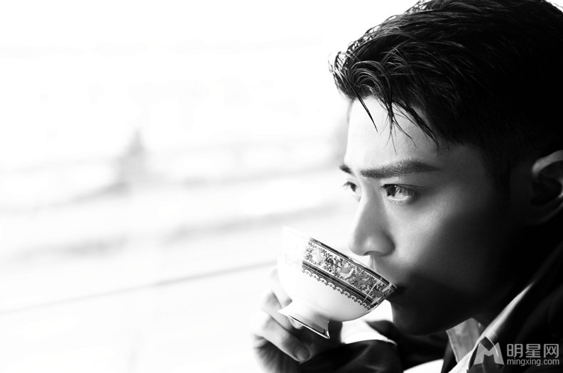 型男霍建华优雅时尚黑白写真