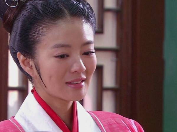 《后宫》主演安以轩古装剧照